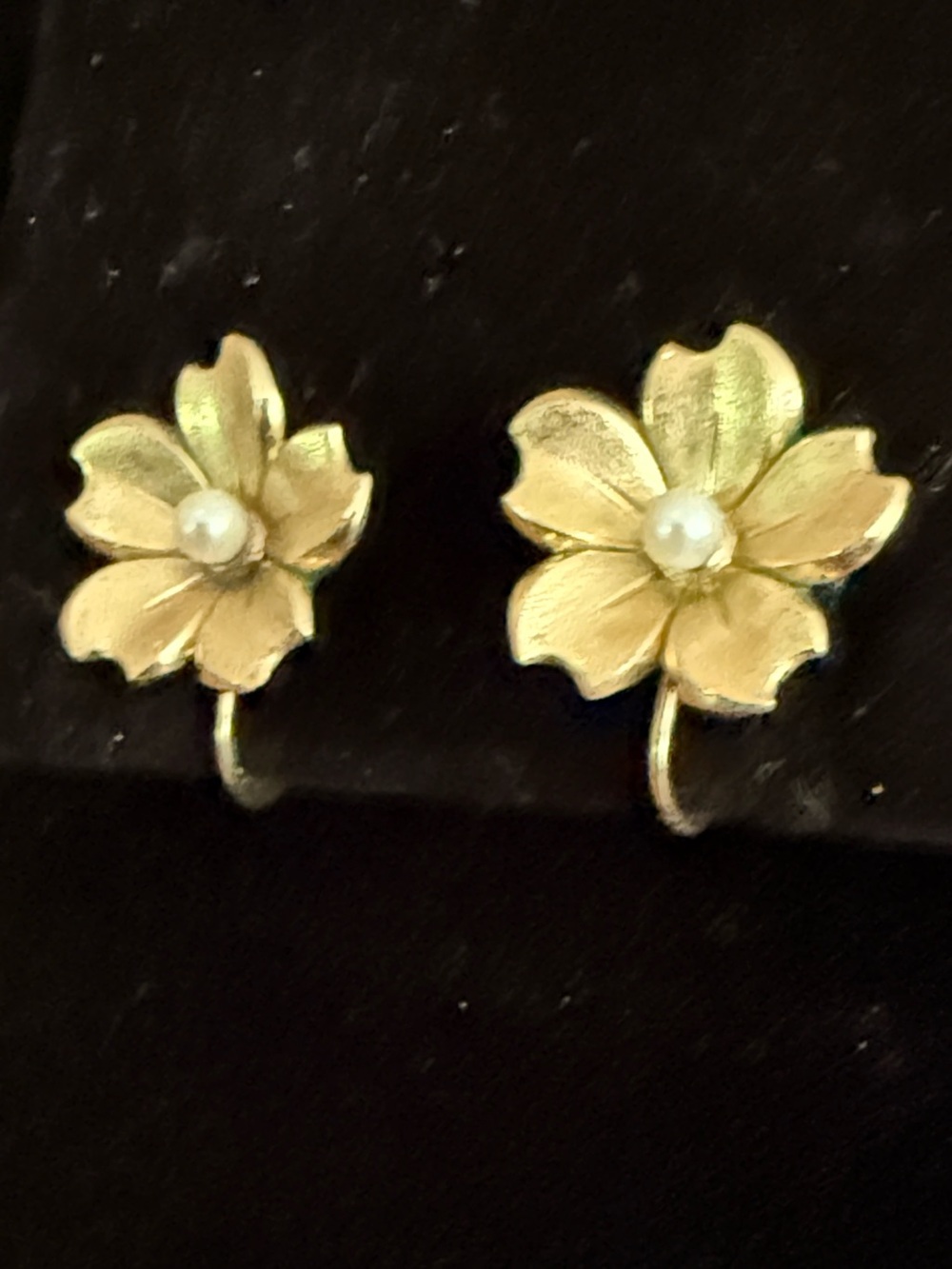 Vintage faux pearl and gold tone flower earring screwbacks